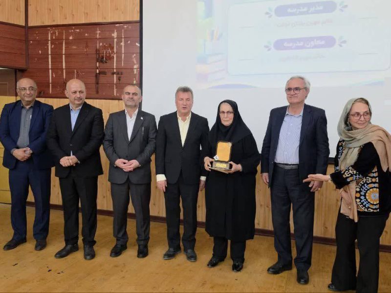 تجلیل از دانش‌آموزان افتخارآفرین آمل در جشنواره علمی پژوهشی
